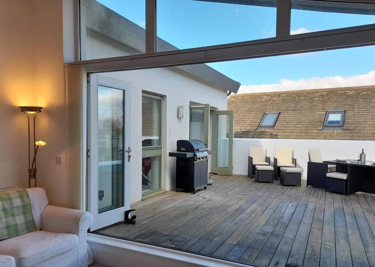 Crow'S Nest Penthouse Apartment With Free Spa Access Somerford Keynes Bagian luar foto
