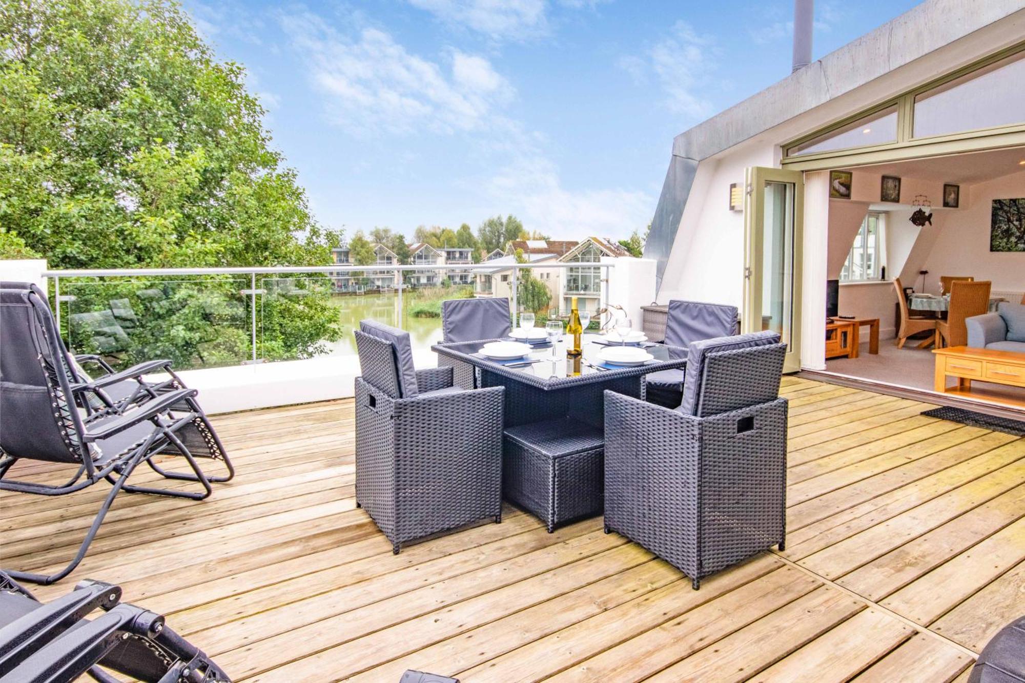 Crow'S Nest Penthouse Apartment With Free Spa Access Somerford Keynes Bagian luar foto